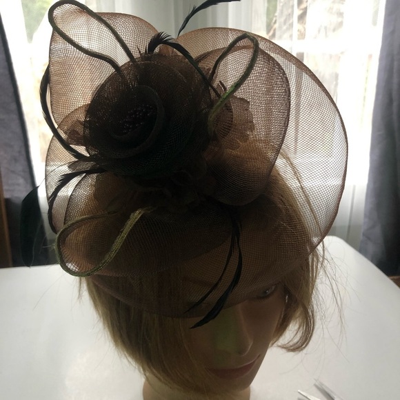 Elegant fascination in brown colours. Classic fascinator with feathers- used - Picture 7 of 8